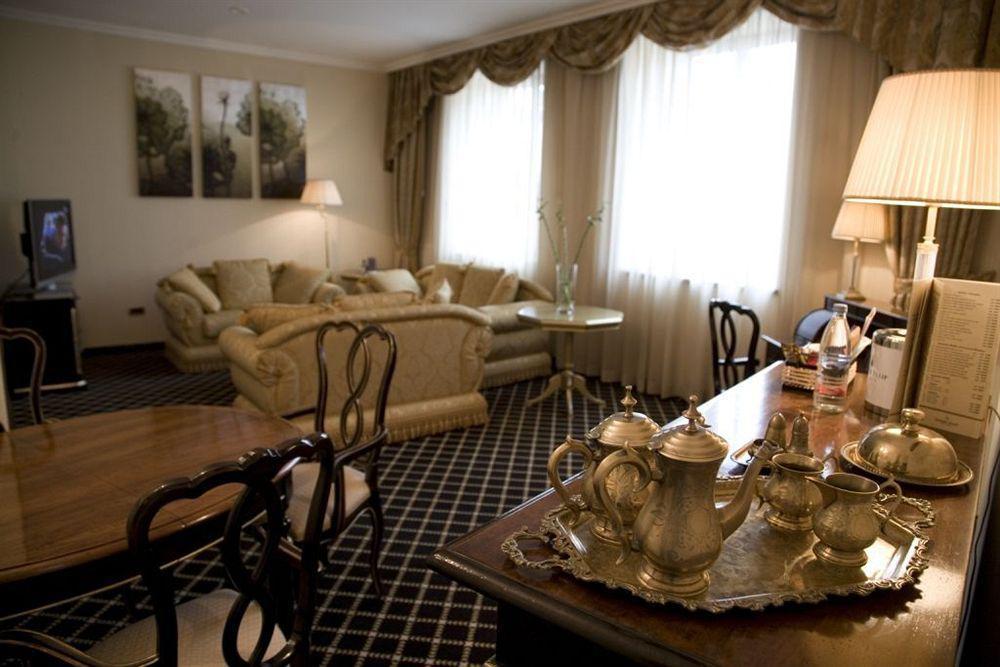 Grand Hotel Yerevan - Small Luxury Hotels Of The World Zimmer foto
